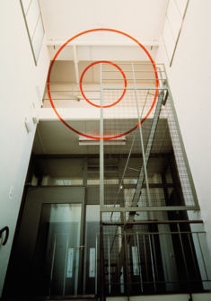 Felice Varini, Cercles concentriques via le rectangle, Genève, 1994, coll. MAMCO