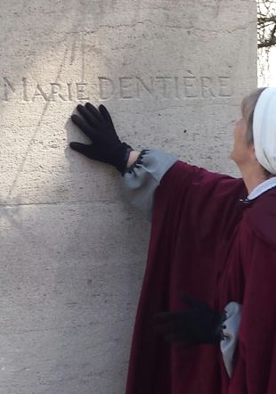 Marie Dentière devant son inscription, enfin !