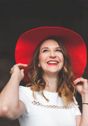 Amélie Daniel en chapeau rouge