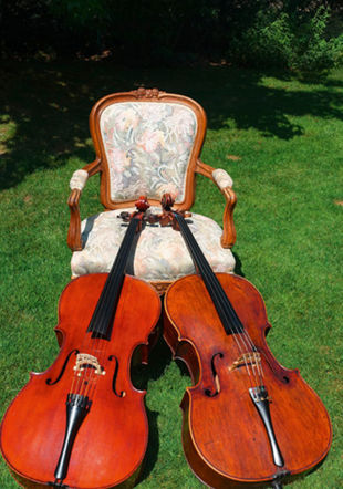 Deux violoncelles pour un fauteuil