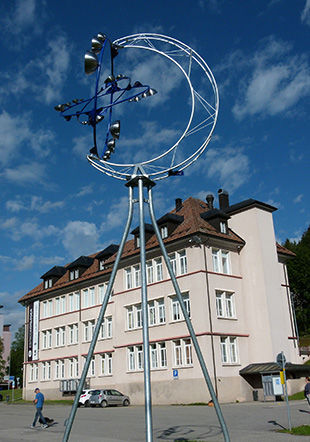 "MÉLI-MÉLO", sculpture de Raoul Thonney, devant le bâtiment de la galerie de l'Essor