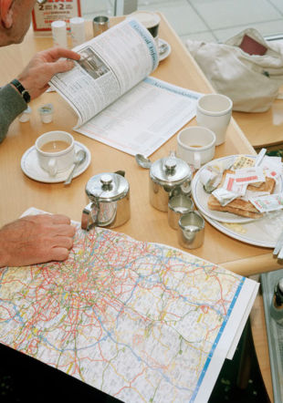 Martin Parr, A man studies his map in a service station Thurrock, England, 1994, archival pigment print, 43.18 x 53.34 cm, Édition : 1/25