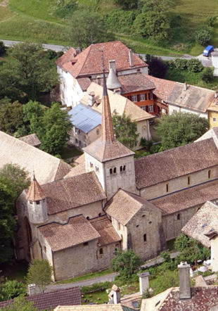 Vue du Bourg et de son abbatiale clunisienne