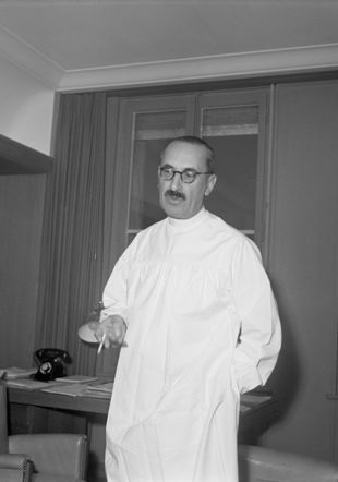 Portrait de Pierre Decker dans son bureau, en tenue de chirurgien, octobre 1947 Tirage négatif noir et blanc, 6 × 6 cm Berne, Musée national suisse, LM-179648.1