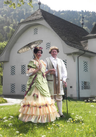 Les guides en costumes d'époque de l'Association Cum Grano Salis devant la Maison de Salins sur Ollon