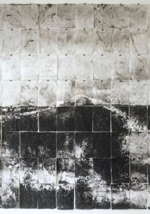 Emmanuel Wüthrich (*1969), Vague (I), 2018, lavis d’encre de Chine sur papier 2400 x 3360 mm, 128 feuilles de format 297 x 210 mm. Collection de l’artiste