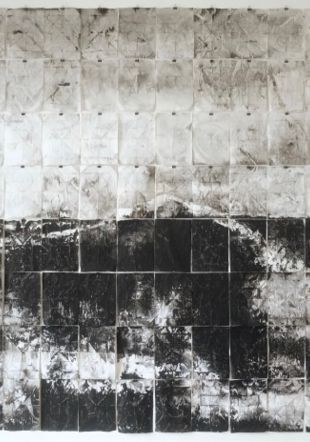 Emmanuel Wüthrich (*1969), Vague (I), 2018, lavis d’encre de Chine sur papier 2400 x 3360 mm, 128 feuilles de format 297 x 210 mm. Collection de l’artiste