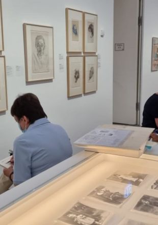 Atelier de dessin proposé dans le cadre de l'exposition "Portrait, autoportrait"