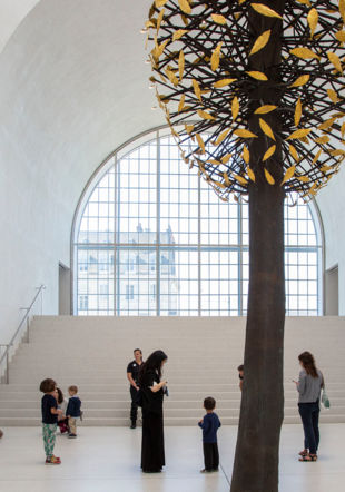 Hall MCBA_visite_des_petits