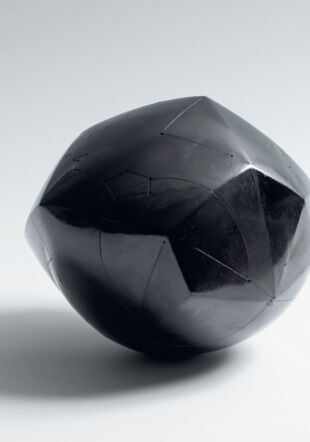 Nadia Pasqeur, Diamant noir, 2022, terre polie enfumée