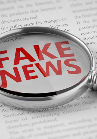 Loupe sur fake news en rouge