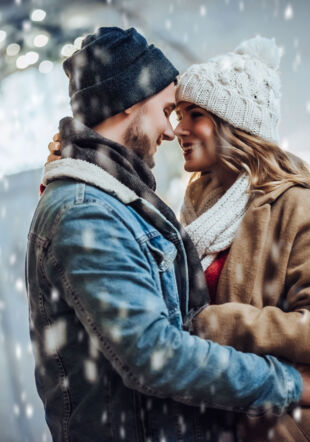 couple amoureux sous la neige