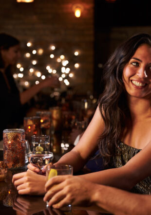 COUPLE AMOUREUX AU BAR