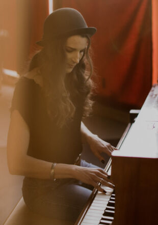 Amélie Daniel qui joue au piano