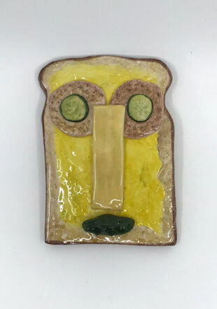 Série toast, cheesy nose, 2024. Céramique peinte et émaillée, 10 x 8 cm.