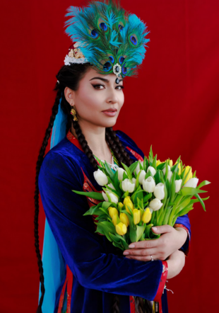 Amina Laforce en costume bleu avec des fleurs