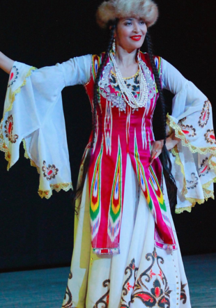 Amina Laforce en costume rouge et blanc avec un chapeau