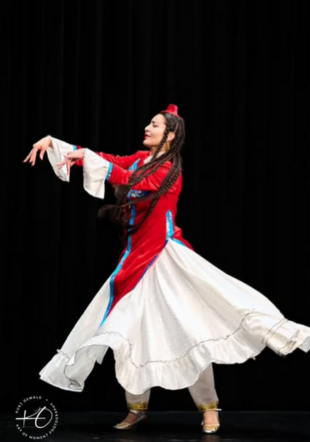 Amina Laforce en train de danser avec un costume rouge