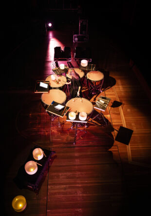Des instruments sont photographiés en couleur depuis le haut, une intéressante perspective et mise ensxène de toutes ces percussions. Yiping Yang