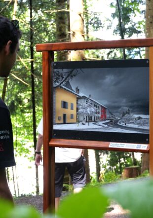 Un homme observant une photo de l'exposition Torgon Tourisme