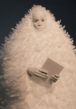 L'interprète en costume entièrement blanc fait avec des plumes. Svétäl-Anand Chassol L'interprète en costume entièrement blanc fait avec des plumes. Svétäl-Anand Chassol