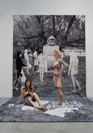 Goshka Macuga, Death of Marxism, Women of All Lands Unite, 2013 © Courtesy of the Galerie Rüdiger Schöttle and the artist
