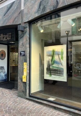 Oeuvre de l'Artiste Pierre PONT exposée en 2024 dans la vitre de TITZE centre optique Roberto Menegale