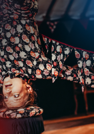 Dori Un goûter-spectacle tendre et audacieux pour panser ensemble à partir de 5 ans. Entre rires, chutes et réflexions, Dori nous entraîne sur les chemins de la résilience. 