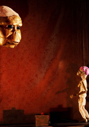 2 marionnettes et une femme 