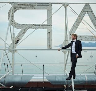Ruben Östlund sur le toit de l’Hôtel Martinez, Cannes, 2022. Photo de Sina Östlund