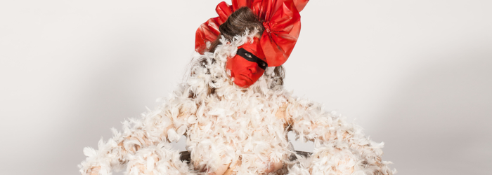 Audrey Cavelius et Julie Masson, La poule, 2018 Papier Rauch perlé 300 gr, contrecollage alu 1.2 mm, finition acrylique brillant 4 mm, 70 x 98 cm Audrey Cavelius et Julie Masson, La poule, 2018 Papier Rauch perlé 300 gr, contrecollage alu 1.2 mm, finition acrylique brillant 4 mm, 70 x 98 cm
