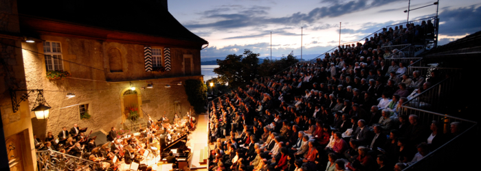 Cour du château de Morat concert symphonique Cour du château de Morat concert symphonique