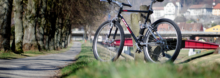 Vélo placé le long du chemin Moudon Région Tourisme