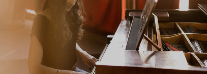 Amélie Daniel qui joue au piano @celynekpro Amélie Daniel qui joue au piano @celynekpro