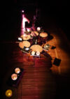 Des instruments sont photographiés en couleur depuis le haut, une intéressante perspective et mise ensxène de toutes ces percussions. Yiping Yang